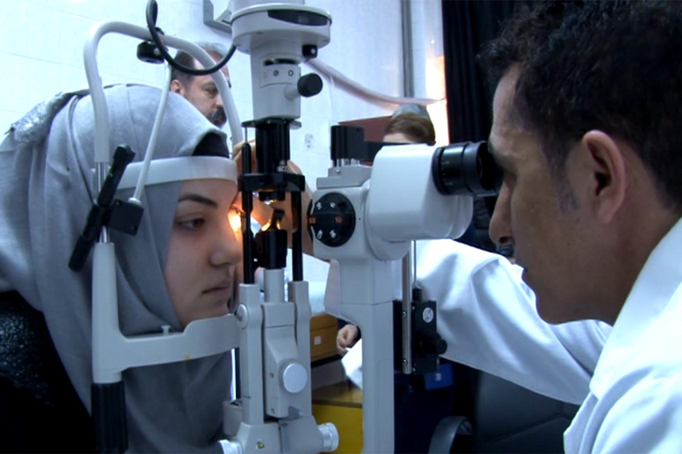 Suriye'de gözünü kaybeden genç kızın tedavisi Diyarbakır'da yapılıyor